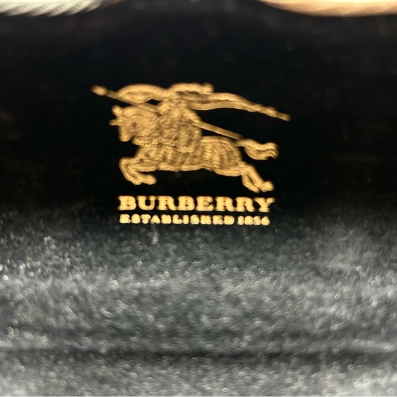 Burberry Glasses Case in Signature Burberry Fabric. Excellent Condition. - Picture 6 of 6